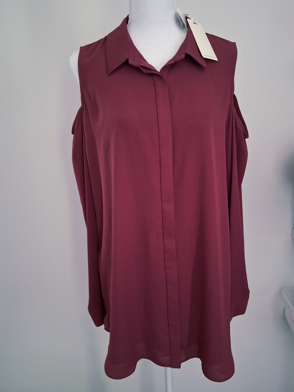NWT. Pleione Nordstom Cold-Shoulder Burgundy Blouse. Ladies XL.